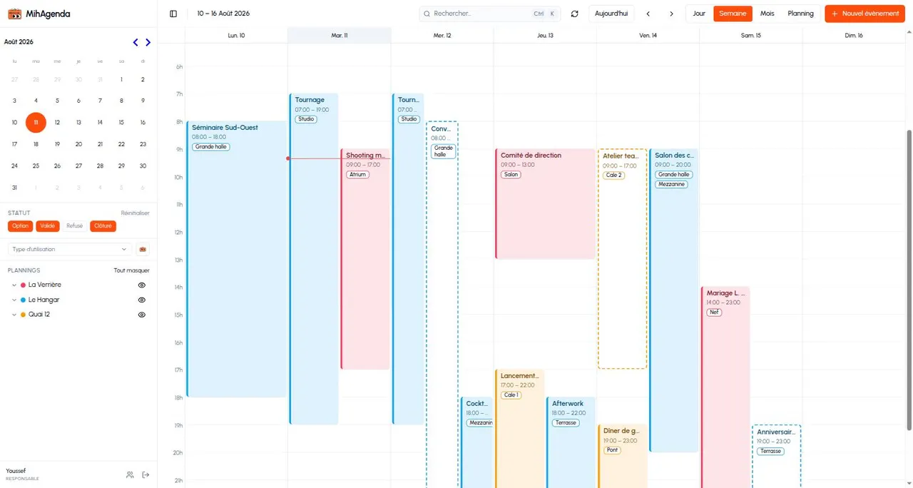 La vue semaine, tous lieux confondus : une couleur par lieu, le statut sur chaque créneau.